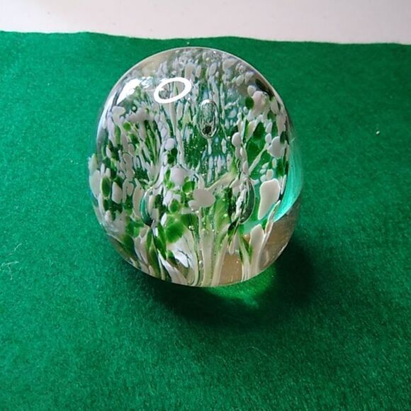 Vintage Paperweight Art Glass Green/White Flowers w/ Bubbles Cottagecore - Picture 1 of 12